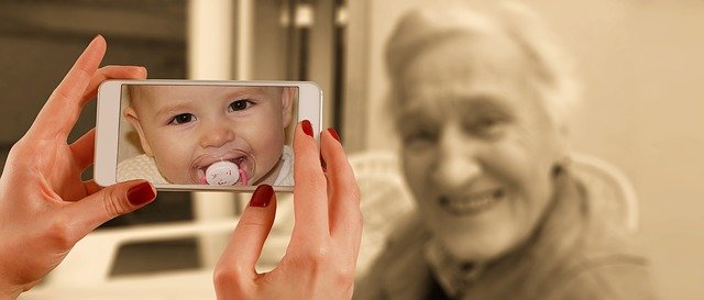 maminka ukazuje fotku vnuka babičce